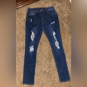 Size 7-8 ripped jeans. These jeans are very stretchy and comfy!